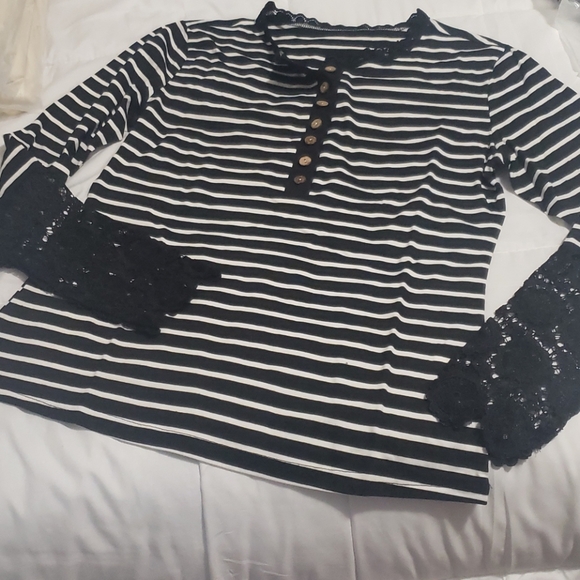 New boutique striped lace top - Picture 5 of 10